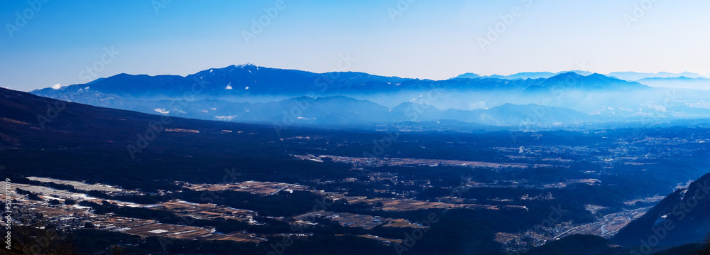 Fototapeta premium 冬 入笠山から 奥秩父山地 金峰山から茅ヶ岳への山並みを望む 