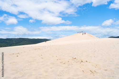 Los jóvenes están en lo más alto de las dunas de Joaquina en la Isla de Florianópolis en Brasil. 