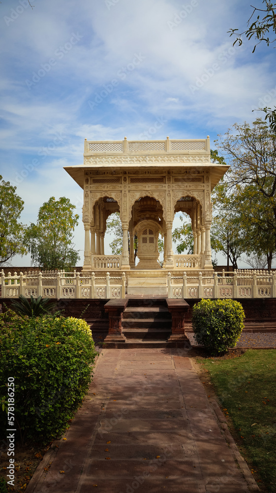 Obraz premium Jodhpur, Rajasthan, India 2nd March 2023: The Jaswant Thada is a cenotaph located in the blue city Jodhpur, Rajasthan. Visuals of beautiful Rajasthan Heritage. Used by Rajputs of marwar for cremation