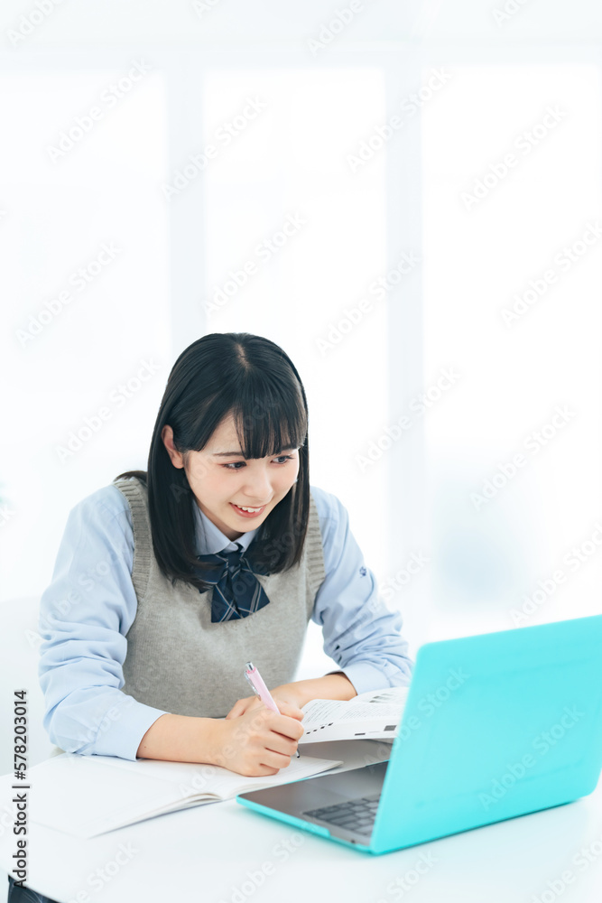 パソコンを見ながら勉強する女子学生 パソコンを見ながら勉強する女子学生