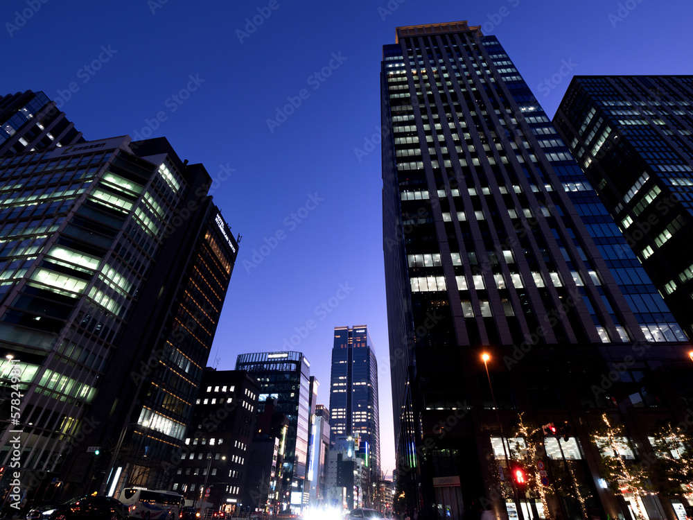 オフィスビル街の夕暮れ　東京都