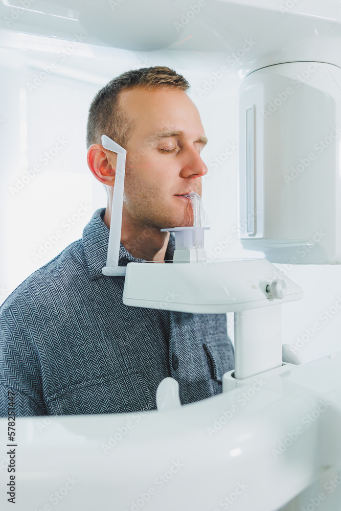 A young man underwent a CT scan of the jaw, a circular image of the jaw in modern dentistry
