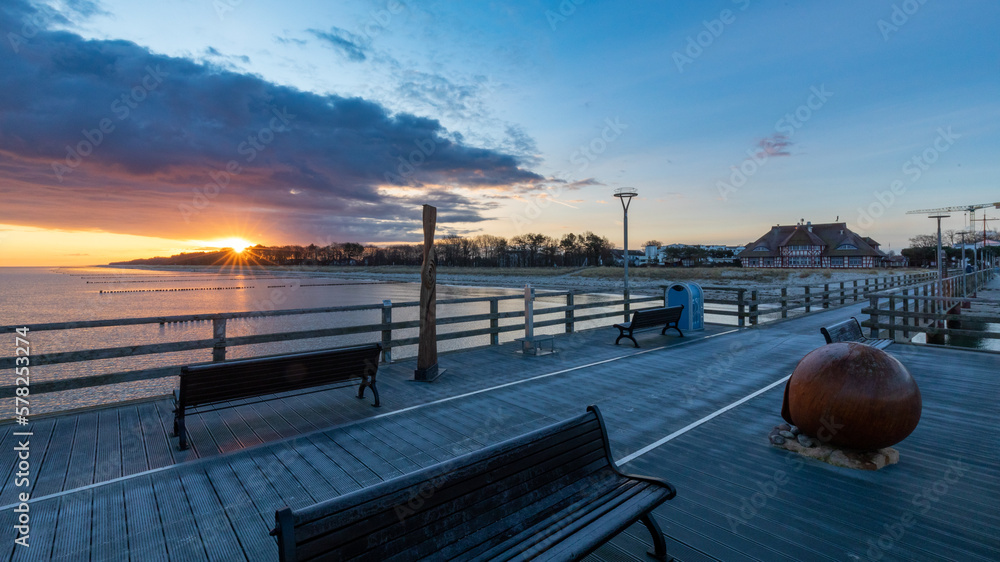 Obraz premium Zum Sonnenaufgang an der Seebrücke in Zingst.