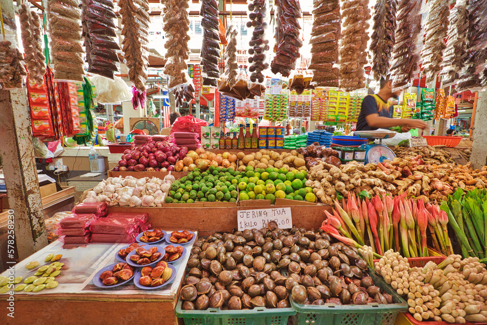 Fototapeta premium stalls are an integral part of the Chow Kit Road Market' vibrant and diverse atmosphere, and offer visitors a unique glimpse into the local culture and way of life in Kuala Lumpur city of Malaysia.