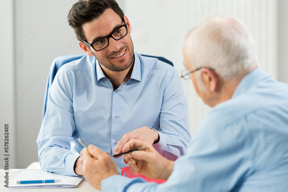Obraz premium elderly man having meeting with accountant
