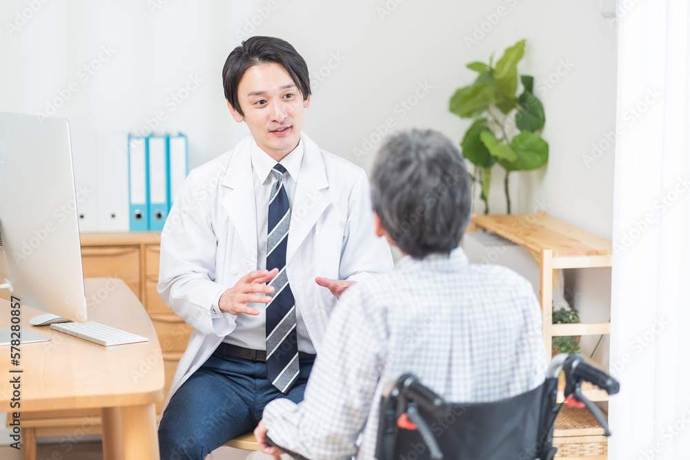 Fototapeta premium 診察をする医者