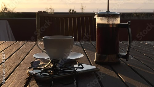Café recién hecho en cafetera de émbolo con bonita luz de amanecer. 