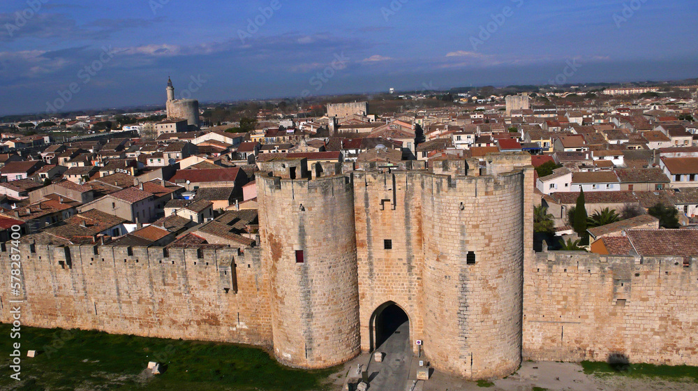 Photo aérienne Aigues Mortes dans le Gard, Petite Camargue, remparts, Tour de Constance,  cité médiévale Languedoc Roussillon , Occitanie France