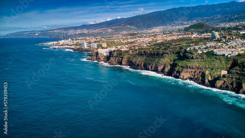 Fototapeta Naklejka Na Ścianę i Meble -  Fotos aéreas de la casa de la Gordejuela y costa de los Realejos. Sendero Rambla de Castro.