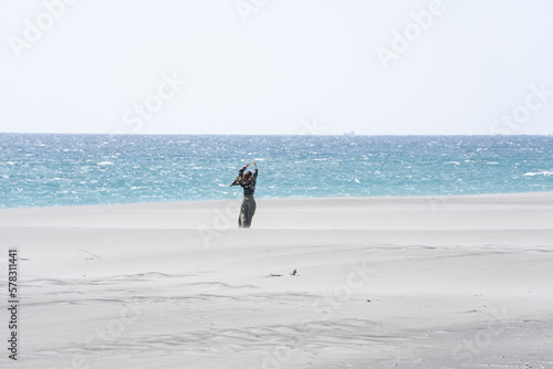 砂丘を歩く女性