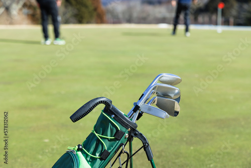芝生の緑が綺麗なゴルフ場イメージ
