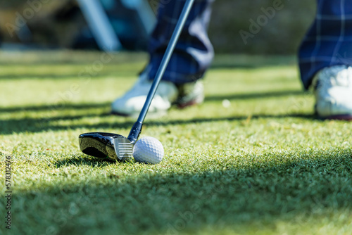 芝生の緑が綺麗なゴルフ場イメージ