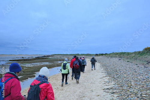 Randonneurs sur le sentier GR34 en Bretagne - Côtes d'Armor