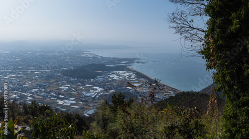 日本　香川県観音寺市の稲積山頂上にある高屋神社の天空の鳥居から見える街並みと瀬戸内海 © pespiero