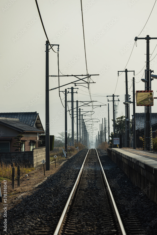 Fototapeta premium 日本 香川県を通るJR四国予讃線の比地大駅のホームと線路