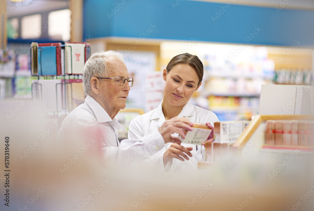 Obraz premium Treating every client as an individual. a young pharmacist helping an elderly customer.