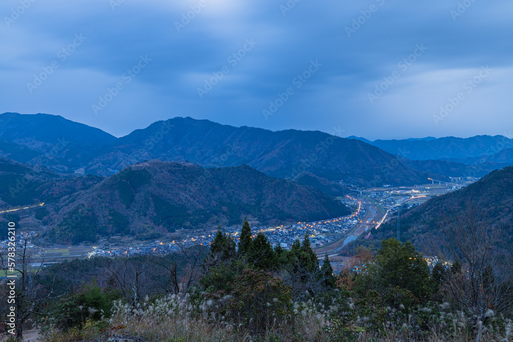 日本　兵庫県朝来市の立雲峡テラスから見える早朝の雲海のない竹田城跡と街並み