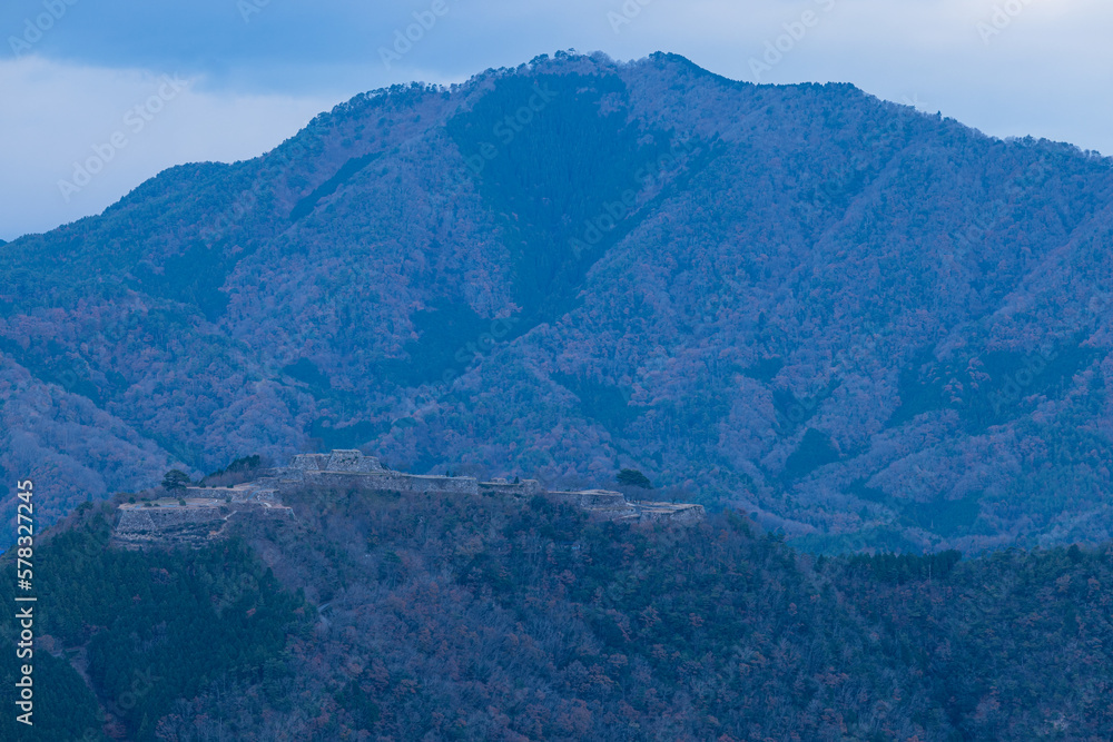 Obraz premium 日本 兵庫県朝来市の立雲峡テラスから見える早朝の雲海のない竹田城跡