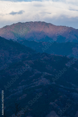 日本　兵庫県朝来市の立雲峡テラスから見える早朝の雲海のない竹田城跡 © pespiero