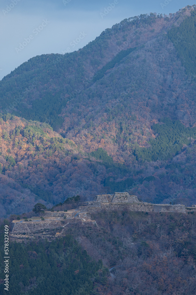 日本　兵庫県朝来市の立雲峡テラスから見える早朝の雲海のない竹田城跡