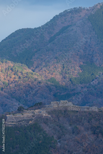 日本　兵庫県朝来市の立雲峡テラスから見える早朝の雲海のない竹田城跡 © pespiero