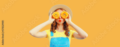 Foto Summer portrait of happy young woman covering her eyes with flowers as binocular