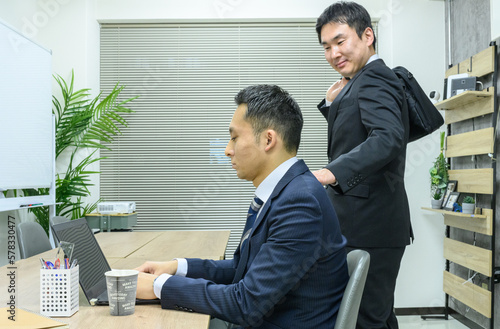 ビジネスマン　残業　退勤