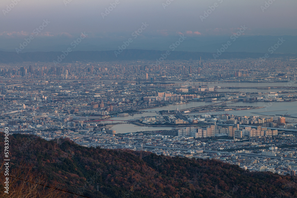 日本　兵庫県神戸市の六甲山天覧台から眺める夕暮れ時の神戸と大阪の街並みと大阪湾