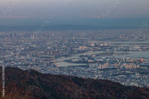 日本 兵庫県神戸市の六甲山天覧台から眺める夕暮れ時の神戸と大阪の街並みと大阪湾