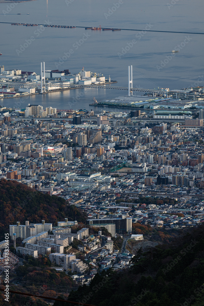 日本　兵庫県神戸市の六甲山天覧台から眺める夕暮れ時の神戸市街と港の街並み
