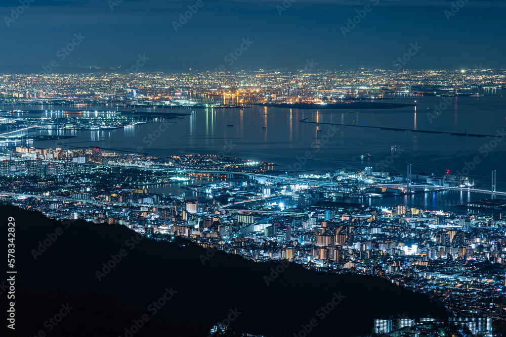 日本　兵庫県神戸市の六甲山天覧台から眺める神戸と大阪市街地の夜景と大阪湾