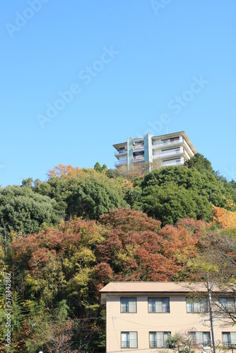 有馬温泉(兵庫県神戸市北区)の小高い山の上に建つ建物【11月】