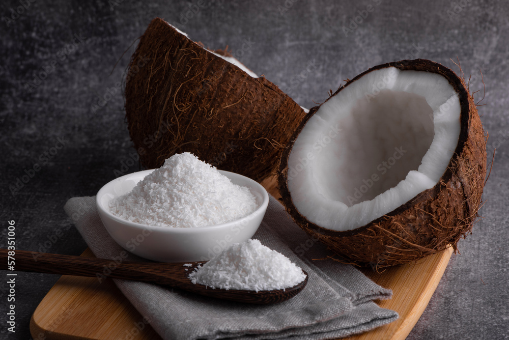 Whole coconut. Coconut shavings and coconut pieces. Fresh coconut. Whole coconut. Coconut shavings and coconut pieces. Fresh coconut.