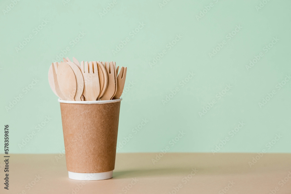 Foto Stock Eco-friendly disposable kitchen utensils in a paper cup on a ...