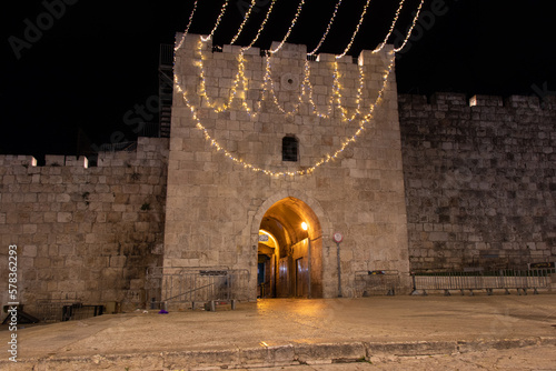 Papier peint Herod Gate or Flowers Gate at night, one of the gates to the Old City of Jerusalem, Israel