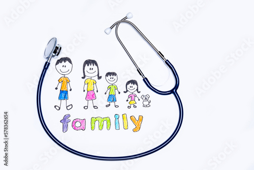 medico de familia, clinica de medicina general familiar, cartel de dibujo de familia con estetoscopio sobre fondo blanco