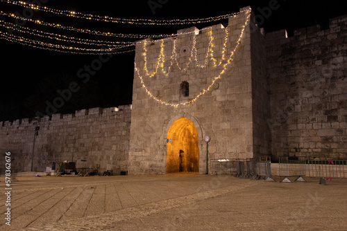 Photographie Herod Gate or Flowers Gate at night, one of the gates to the Old City of Jerusalem, Israel