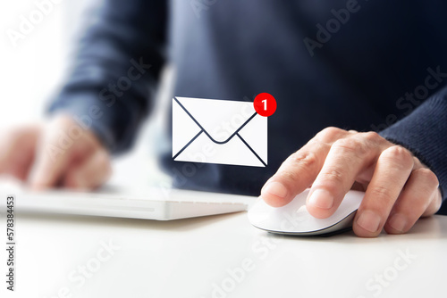 Konstfotografi uomo d'affari che casella di posta, con icona posta elettronica, nuova notifica,