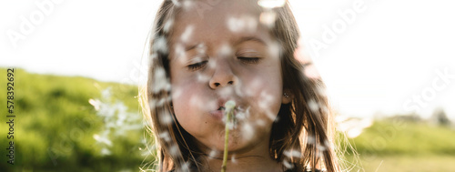 Foto Horizontal banner or header with cute little girl with dandelion flower in count