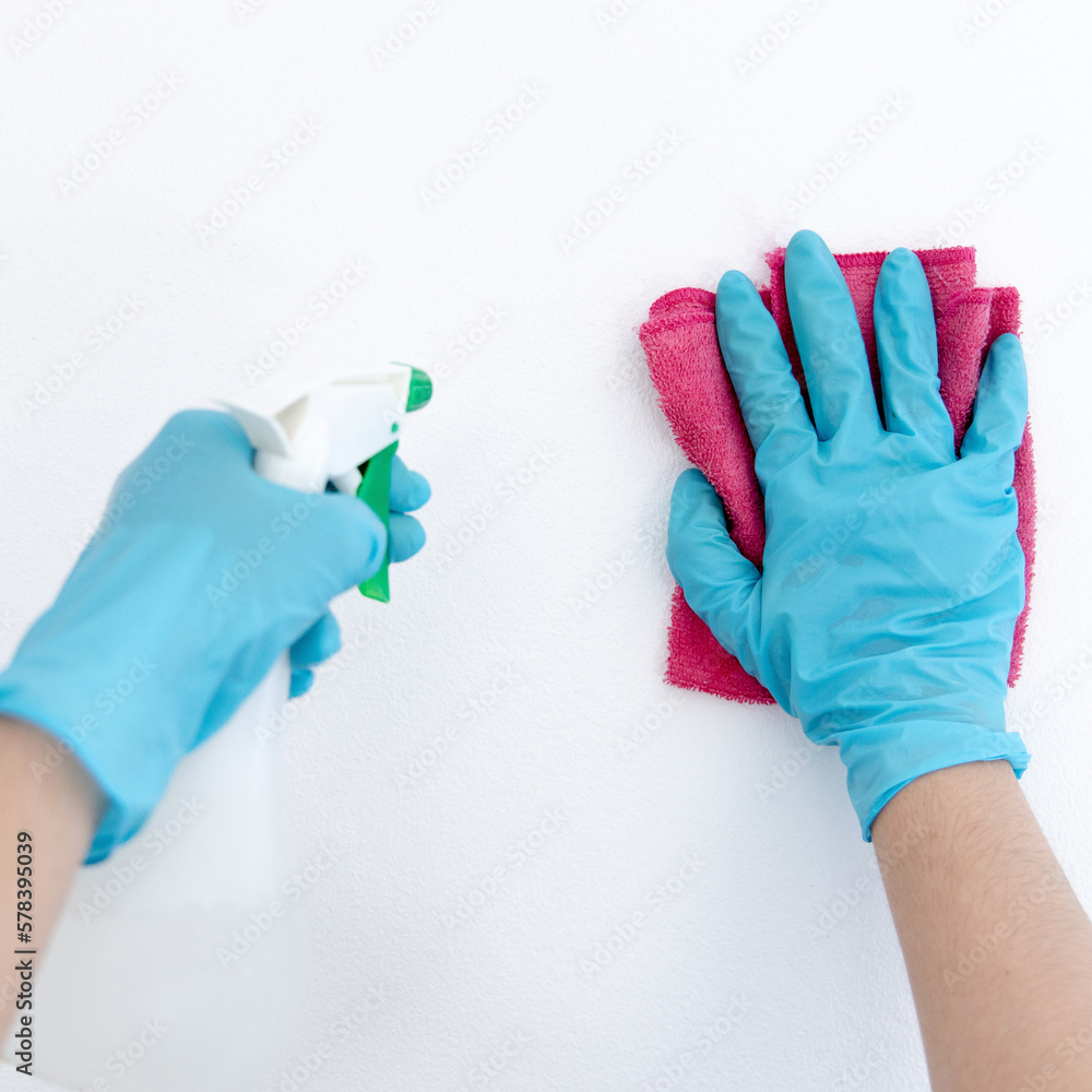 Employee's hands were wiping the white walls, use a towel moistened