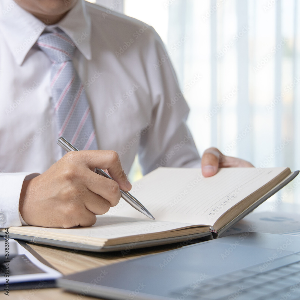 Accounting businessmen are calculating income-expenditure and analyzing real estate investment data, Dedicated to the progress and growth of the company, Financial and tax systems concept. Accounting businessmen are calculating income-expenditure and analyzing real estate investment data, Dedicated to the progress and growth of the company, Financial and tax systems concept.