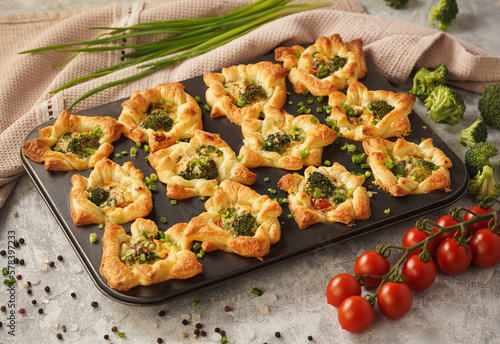 Savory puff pastry muffins with broccoli and mozzarella.   © O.B.