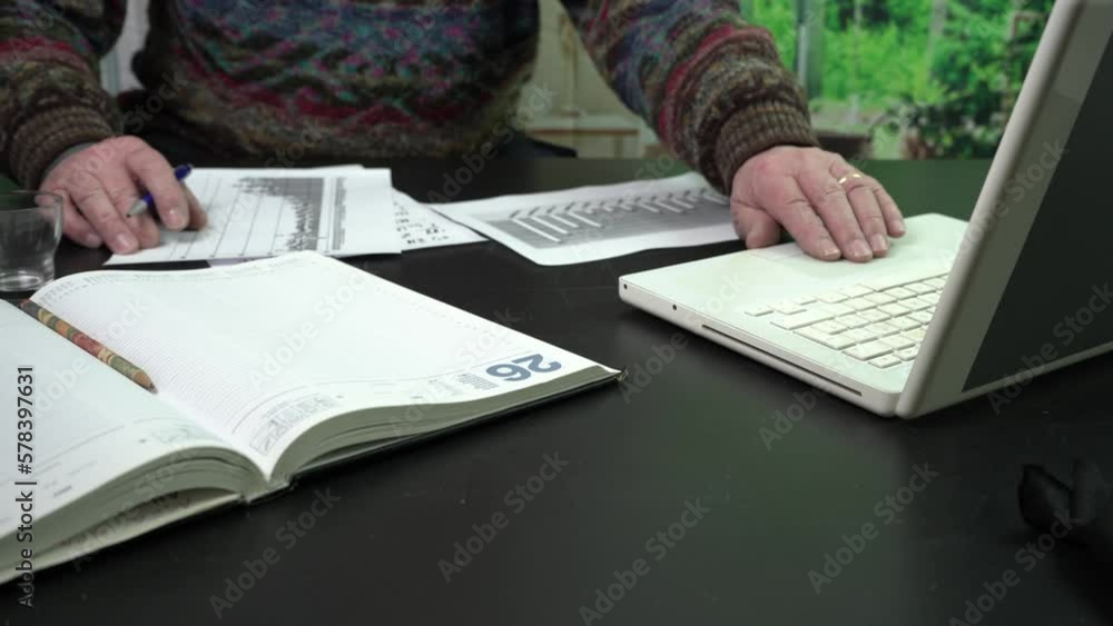 Lavorare in ufficio con il computer Lavorare in ufficio con il computer