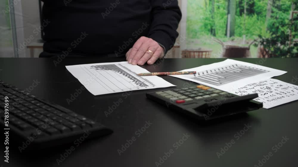 Uomo controlla il grafico lavorando da casa