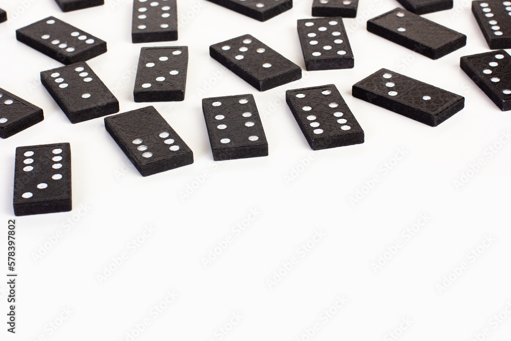 Fichas de juego de domino negras sobre un fondo blanco liso y aislado. Vista superior y de cerca. Copy space Fichas de juego de domino negras sobre un fondo blanco liso y aislado. Vista superior y de cerca. Copy space