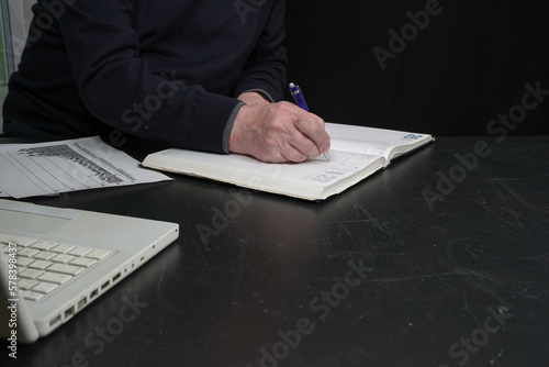 Lavorare in ufficio con il computer 