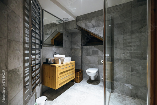 Valokuvatapetti Salle de bain d'un logement en bois à la montagne, appartement à l'Alpe d'Huez,