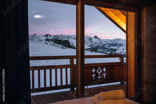 Foto Vue d'un logement en bois à la montagne, luxueux appartement à l'Alpe d'Huez, Fr
