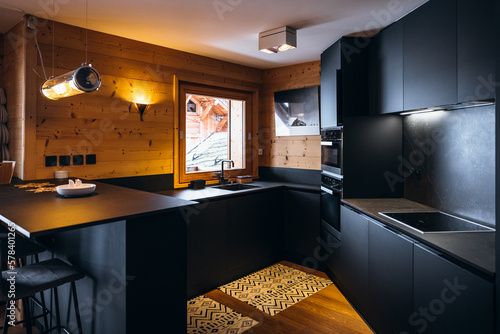 Cuisine d'un logement en bois à la montagne, luxueux appartement à l'Alpe d'Huez, France photo