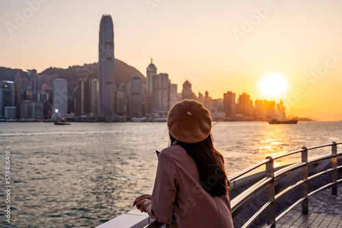 Photography Young woman traveler relaxing and enjoying the sunset atmosphere at Victoria har